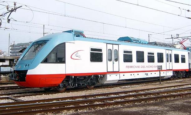 Bari-Nord, terrore sul treno diretto a Barletta, vagone in fiamme, altissima colonna di fumo