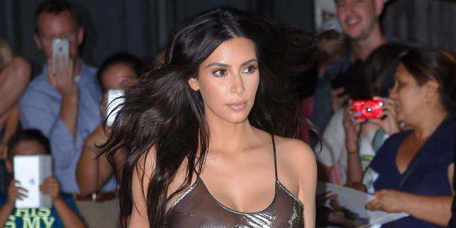 Kim Kardashian, un look che non lascia niente all’immaginazione, i fan in delirio