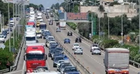 Un veicolo in fiamme sulla SS16 causa forti rallentamenti con code di oltre 2 km tra Mola di Bari e Cozze, senza feriti.