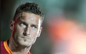 Francesco Totti va allo stadio e dietro di lui c’è di nuovo Noemi …