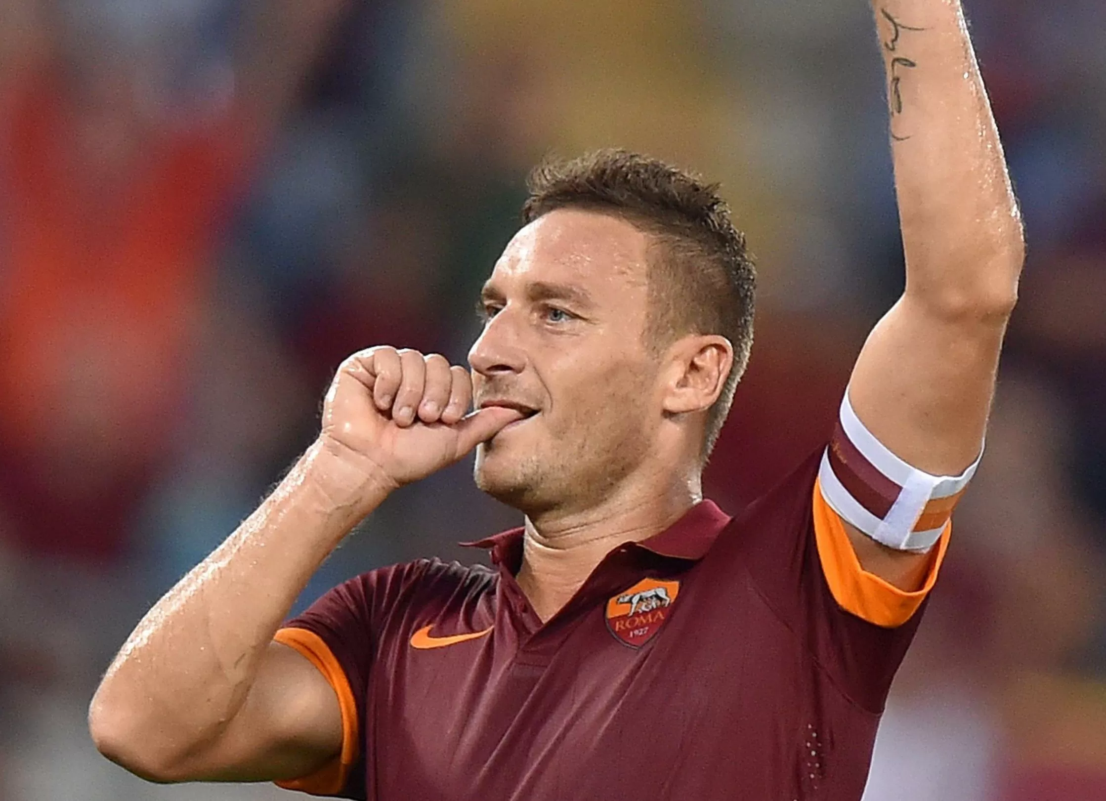 Francesco Totti torna a stuzzicare i tifosi con l’idea di un possibile ritorno in Serie A. Durante un’intervista a Miami, in occasione dell’EA World Legends Padel Tour, l’ex capitano della Roma ha affermato: “Non è uno scherzo. L'ho presa un po' seriamente, quindi vediamo”, alimentando il sogno di rivederlo sui campi di calcio, seppur brevemente.