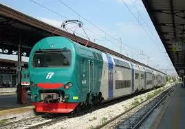 A Maglie un quindicenne attraversa i binari e viene travolto da un treno, salvo