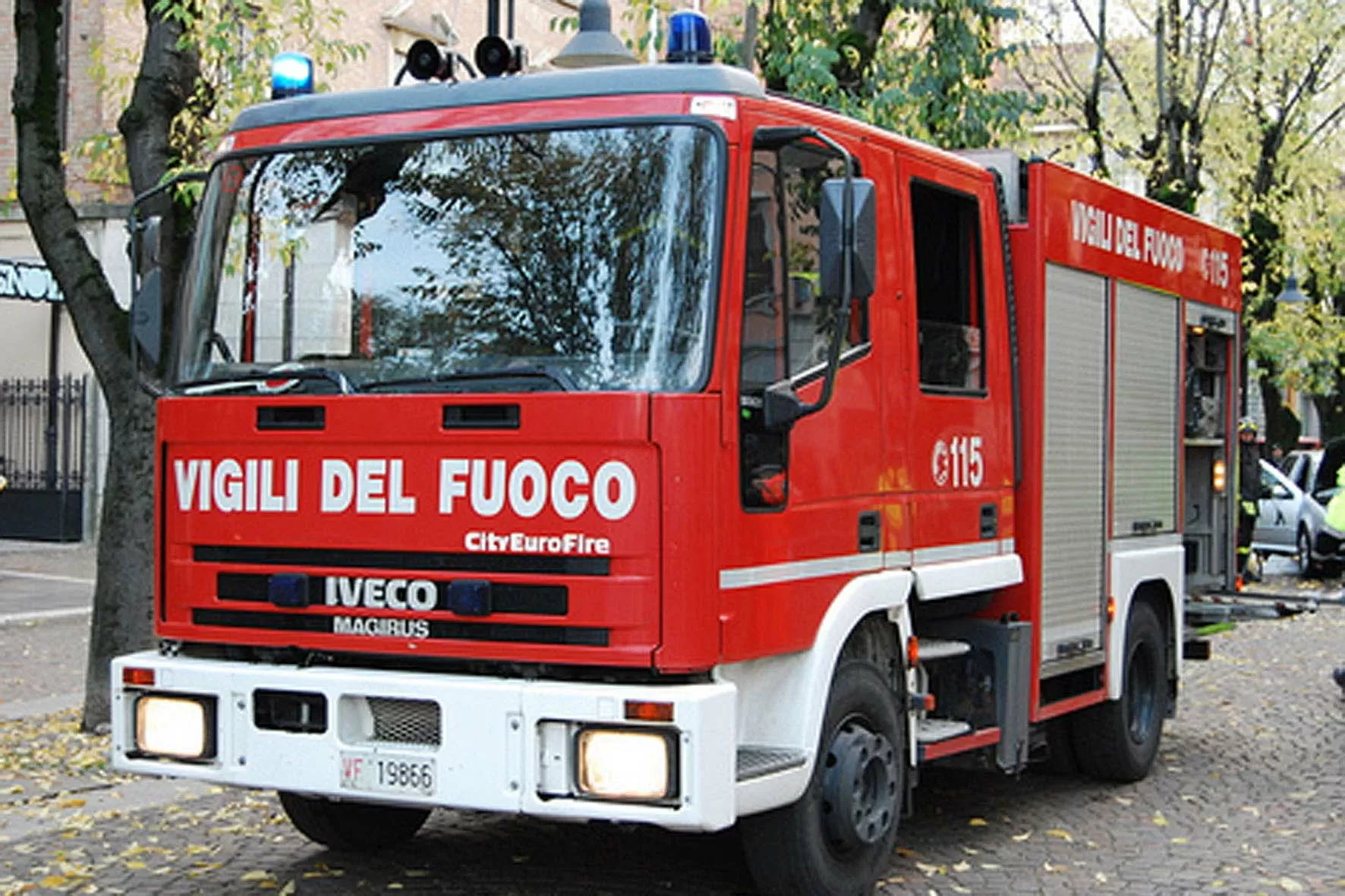 Notte di Natale, terrore in una palazzina a Japigia incendio divampa su un balcone