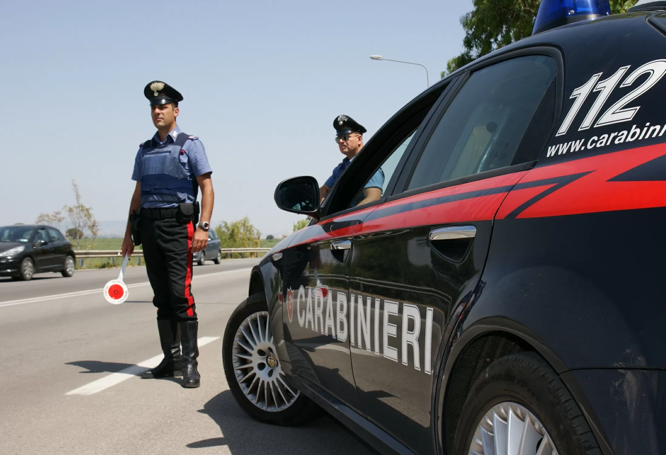 Modugno choc, accoltella la moglie alla gola e poi si toglie la vita impiccandosi ad un lampadario