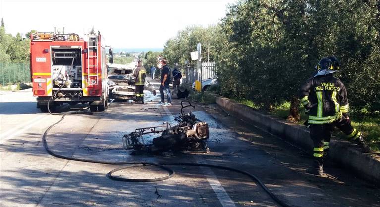 Trani –Corato sulla provinciale terrificante incidente, per l’impatto prende fuoco una moto, gravissimo il centauro