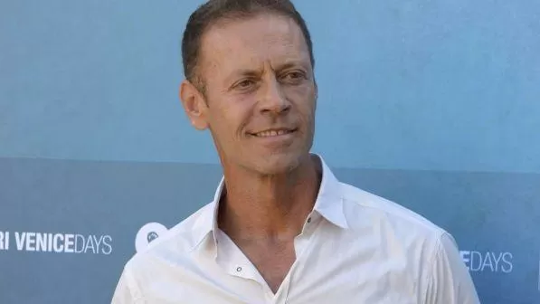 Rocco Siffredi morso al collo da una fan troppo focosa finisce in ospedale