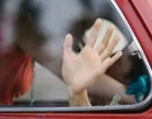 Terrore a Bitonto, Bari un uomo incappucciato manda in frantumi un vetro della macchina in cui era appartata una coppietta
