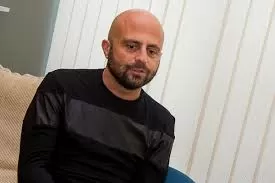 Striscia la Notizia choc, Luca Abete aggredito e picchiato da poliziotti in borghese, video