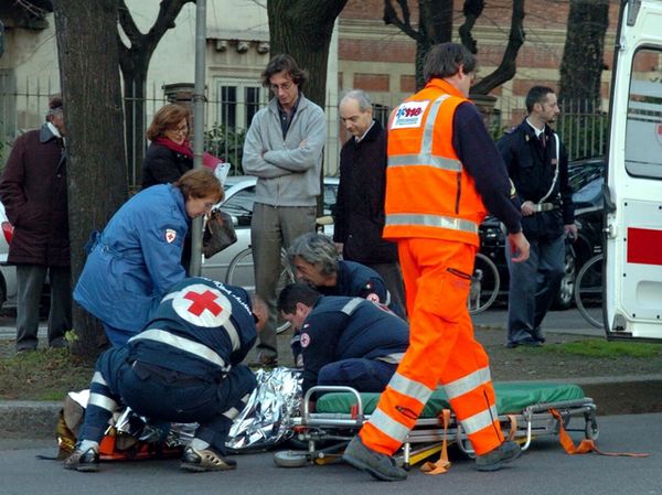 Bari, Via Q. Sella, elettricista mentre riparava un’insegna luminosa è rimasto folgorato, grave