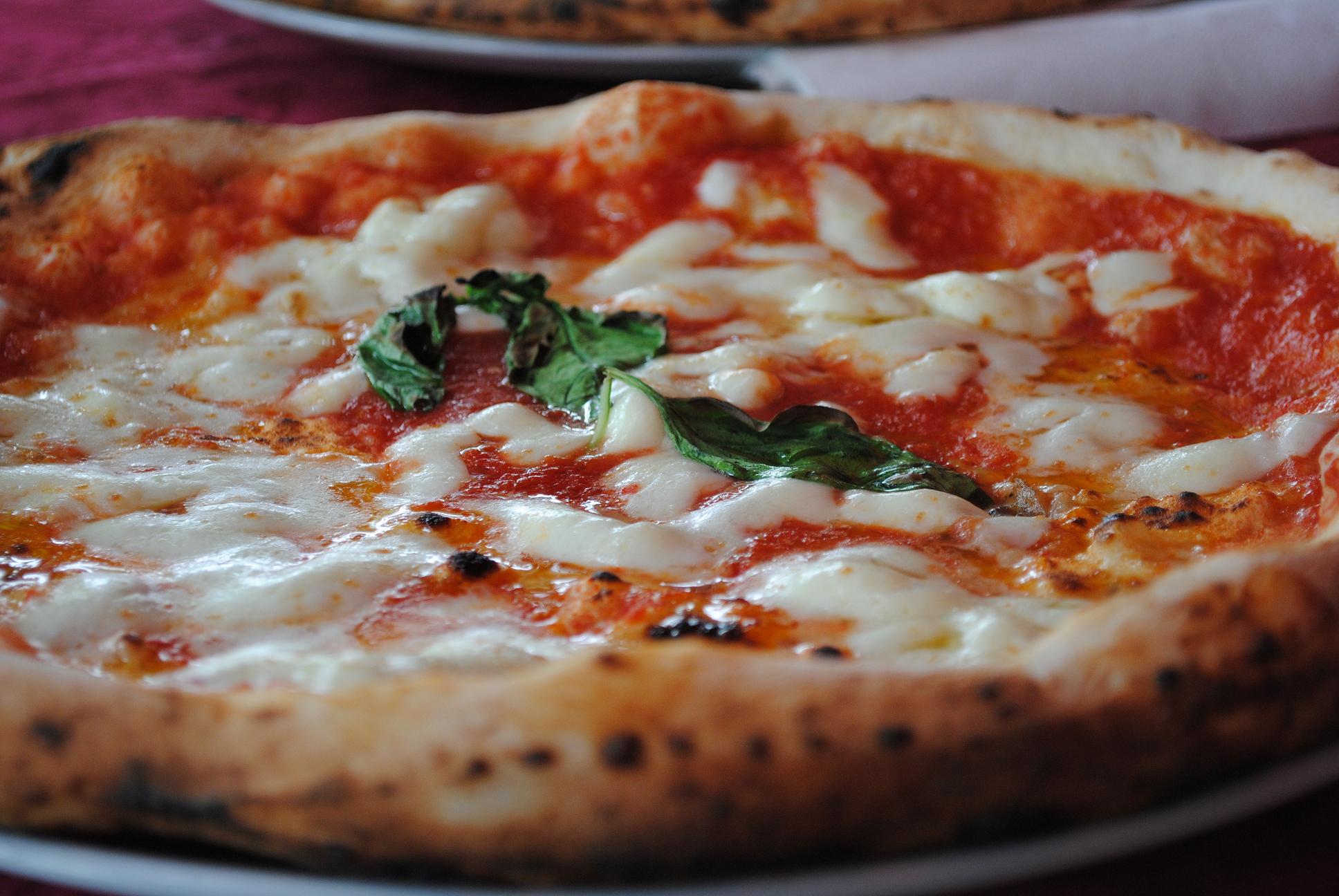 A Bari una pizzeria serve “la pizza dei froci” ed è subito polemica