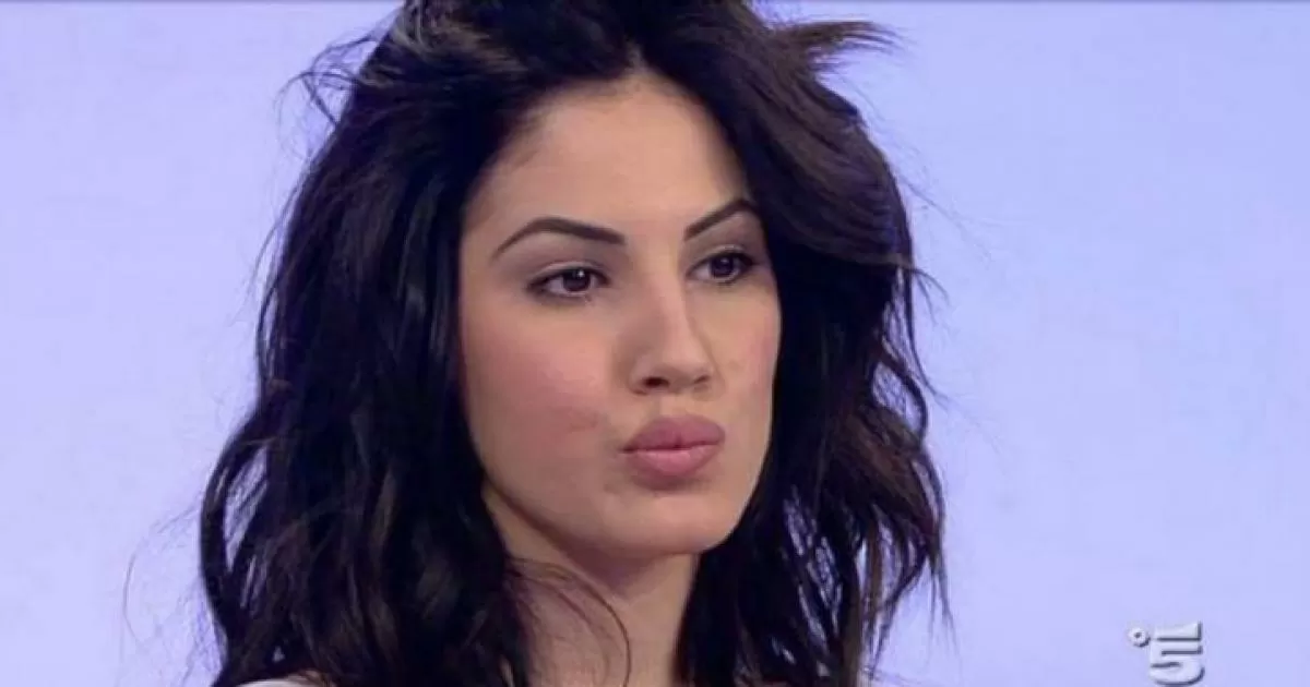 L'influencer Giulia De Lellis, con cinque milioni di follower, è finita al centro di polemiche su Twitter per un commento considerato fuori luogo dopo una giornata di lavoro a Milano.