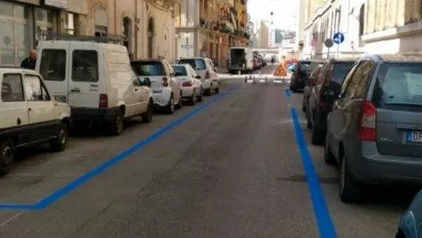 Bari choc, in via Dante due auto si scontrano e una mamma per non far schiacciare i suoi bimbi li sbatte fuori dal passeggino