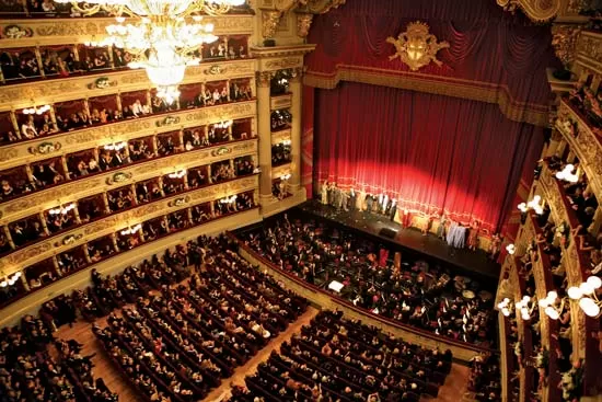 Malore alla Scala di Milano, famosissima cantante sviene e crolla sul palco
