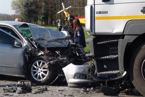 Tangenziale incidente mortale, tir impatta auto