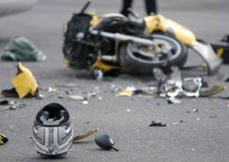 A Bari tragedia sfiorata, incidente stradale in via Fanelli, coinvolte un’auto e una moto