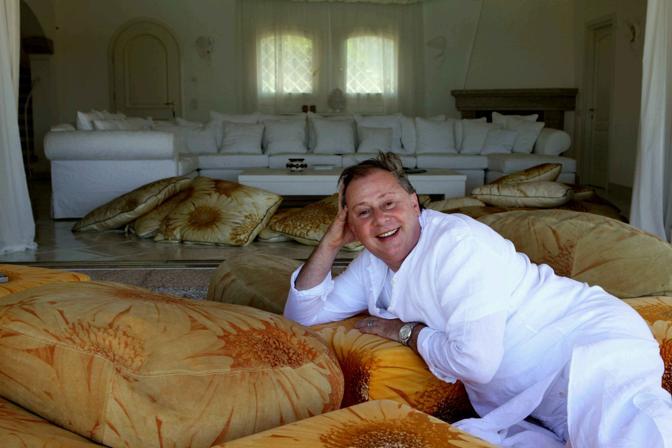 L'ex agente dei VIP, Lele Mora, si reinventa venditore di pellicce vintage al mercato di Piazza Benefica a Torino, mantenendo la passione per il commercio.
