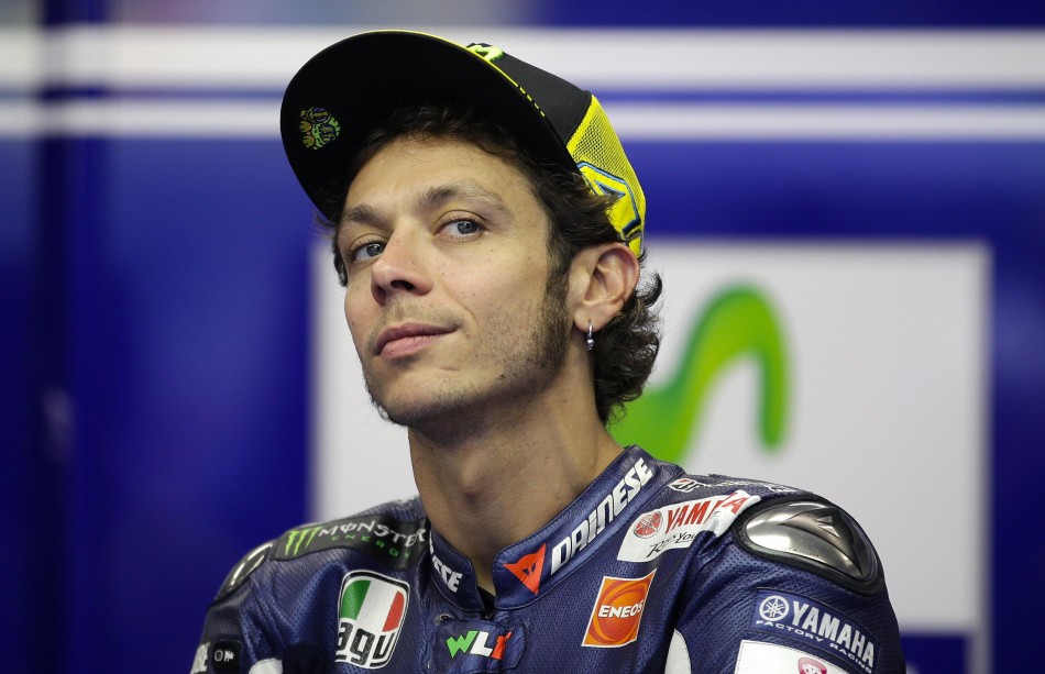 Valentino Rossi shock, investe una fan e non si ferma, il filmato in rete, il web si scatena