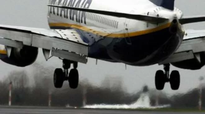 Aeroporto di Palese, momenti di terrore su aereo Ryanair Bergamo – Bari, durante la fase di atterraggio il velivolo riprende improvvisamente quota