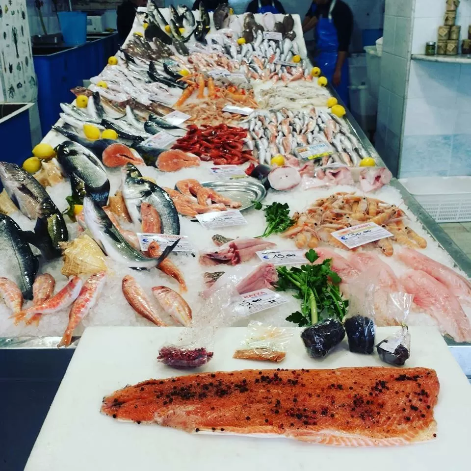 Terrore a Bari, rapina a mano armata alla frequentatissima Pescheria del Popolo a Japigia