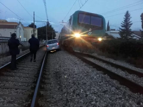 Attimi di follia nel barese auto percorre 700 metri lungo ferrovia, macchinista riesce a evitare tragedia
