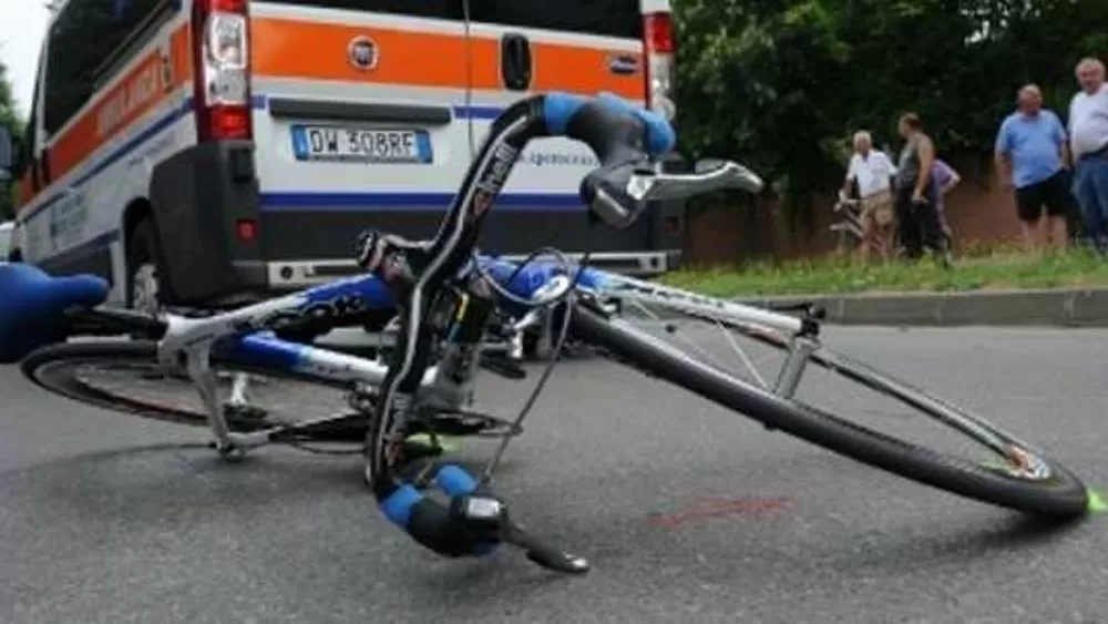Puglia spaventoso incidente, ciclista perde la vita perché travolto da un furgone
