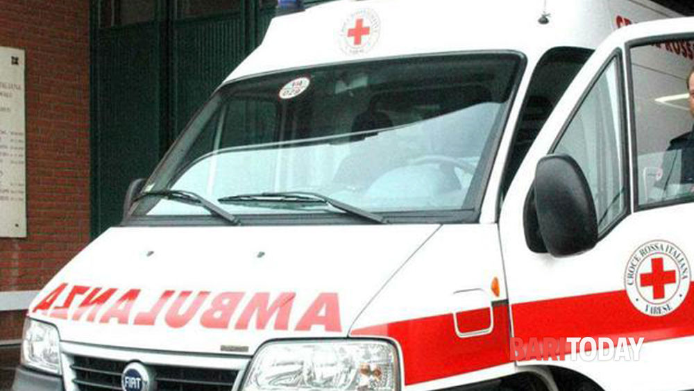 Tragedia sfiorata sulla Adefia-Casamassima, auto si ribalta