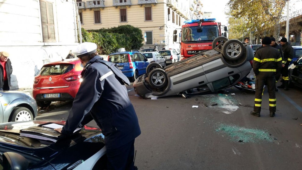 Incidente a Bari, auto impattano violentemente e una si ribalta, traffico paralizzato