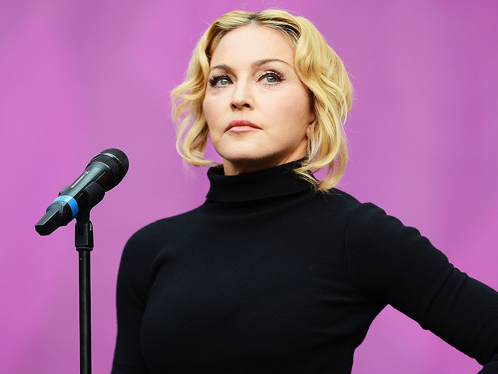 Madonna commette una gravissima gaffe, rimprovera un suo fan al concerto per non alzarsi e ballare e poi si accorge che il ragazzo è sulla sedia a rotelle