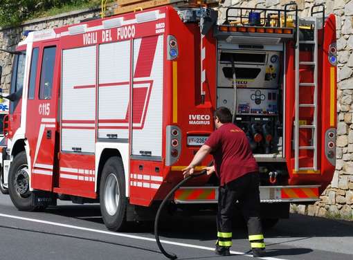 Terrore sulla sp231 cadono calcinacci dal ponte intervengono vigili del fuoco per scongiurare crolli