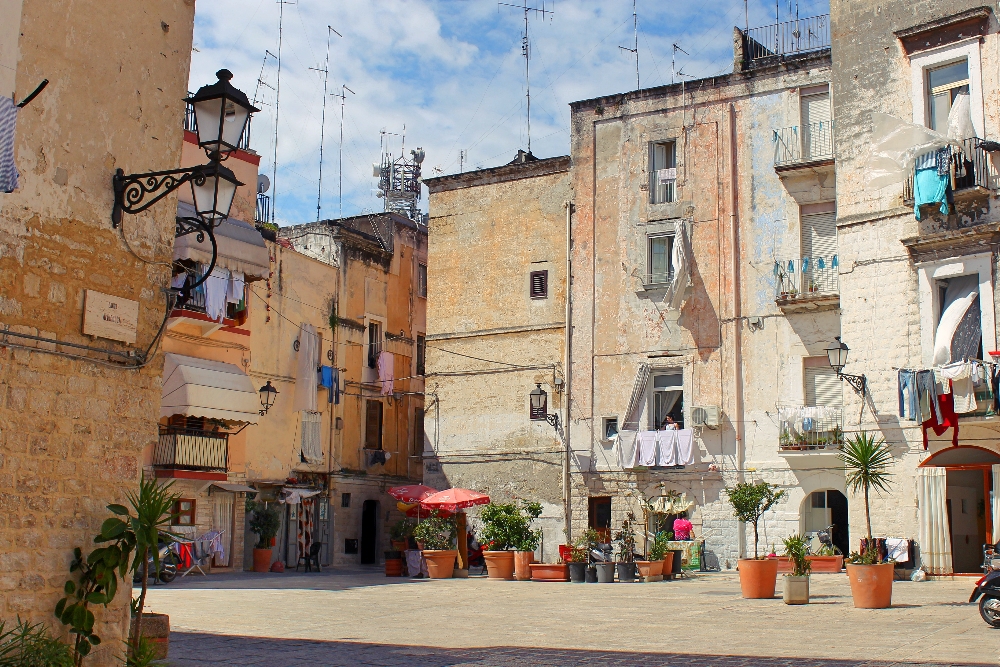 A Bari vecchia la piazza degli innamorati location suggestiva inaugurata a San Valentino