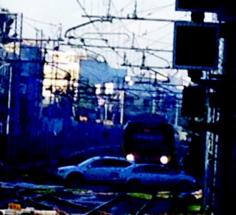 Terrore sui binari della Bari Nord, binari occupati da alcune auto mentre il treno è in transito, le spiegazioni della Ferrotramviaria