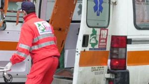 Bari, grave incidente stradale, due auto impattano violentemente