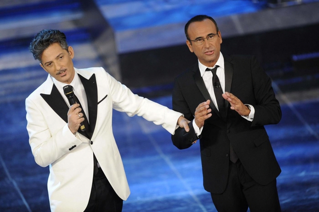 Carlo Conti a Sanremo 2017 con un cachet elevatissimo, il web insorge e Fiorello interviene così