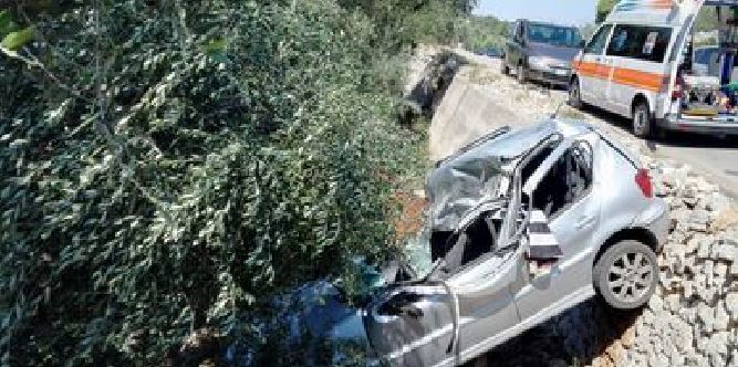 Puglia incidente stradale mortale, ragazza di 24 anni si schianta contro albero e muore