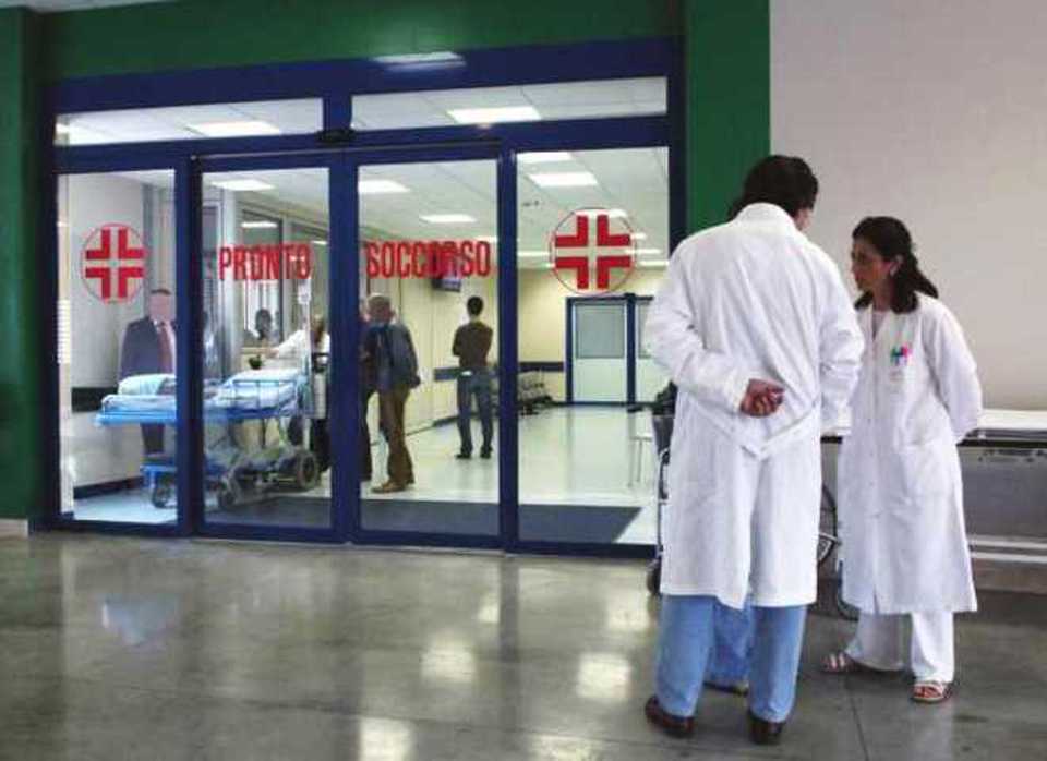 Puglia choc ritrovato il corpo di un giovane di 22 anni vicino alla porta del bagno di un ospedale