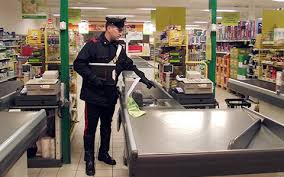 Puglia choc, entrano in un supermercato coperti da passamontagna e armati, si fanno consegnare dalla cassiera 70 euro e scappano