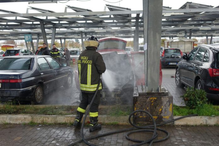 Puglia, momenti di terrore nel parcheggio di un ipermercato auto improvvisamente prende fuoco