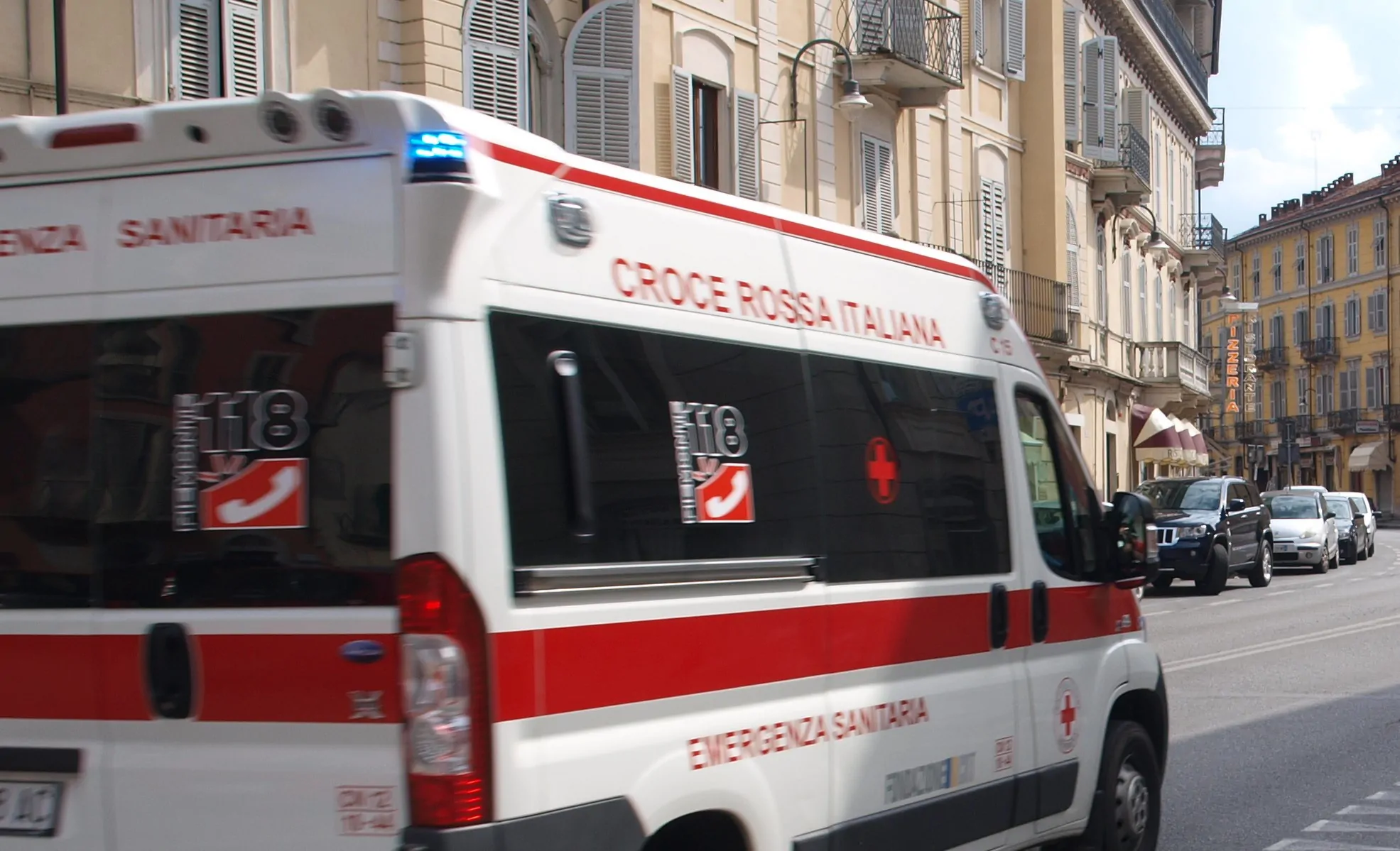 Mamma e due bambini investiti in pieno centro mentre attraversavano la strada