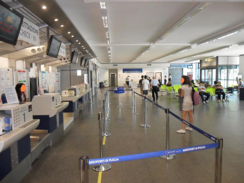 Attimi di panico all’aeroporto di Bari-Palese crolla pannello dal soffitto grande paura tra i passeggeri