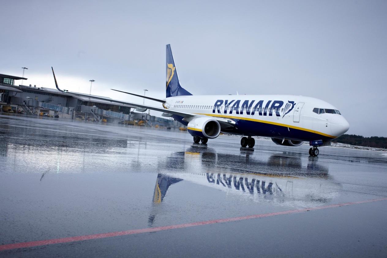 Bari, attimi di terrore a bordo aereo Ryanair colpito da un fulmine in volo
