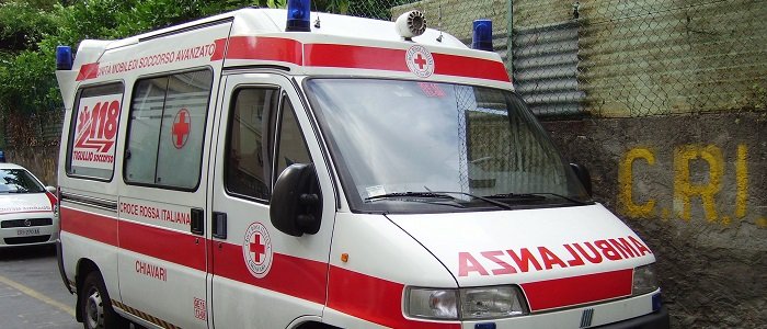 Tragico incidente in Puglia, auto contro un albero muore giovane conducente, ferito gravemente passeggero