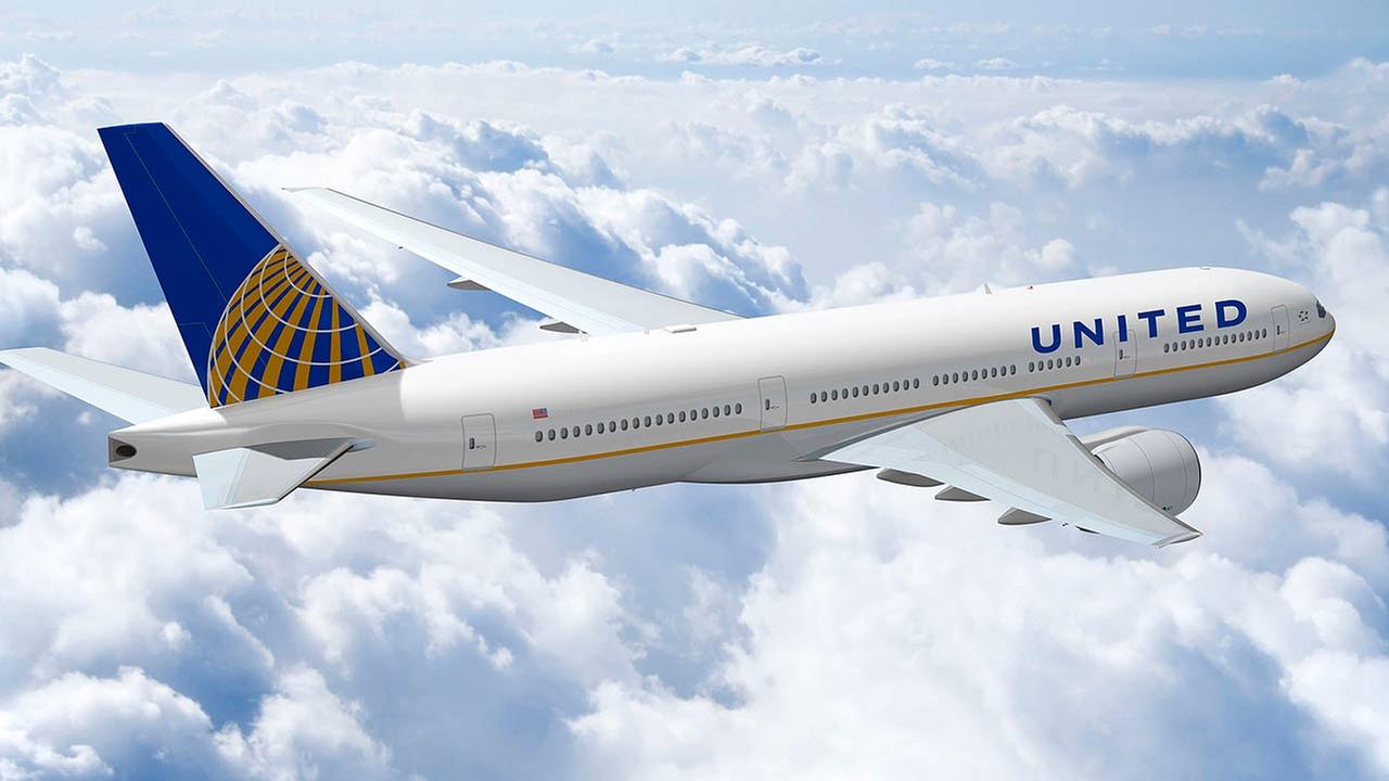 United Airlines choc, assistente di volo colpisce con un passeggino una mamma
