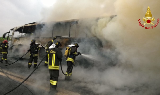 Pauroso incendio seguito da esplosioni in un autobus, traffico bloccato pullman divorato dal rogo
