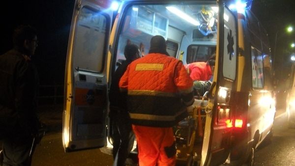 Puglia spaventoso incidente nella notte su una rotatoria, motociclista in rianimazione