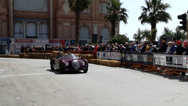 Gran Premio di Bari, sul lungomare sfrecciano i bolidi degli anno ’40 e ’50, tantissimi spettatori