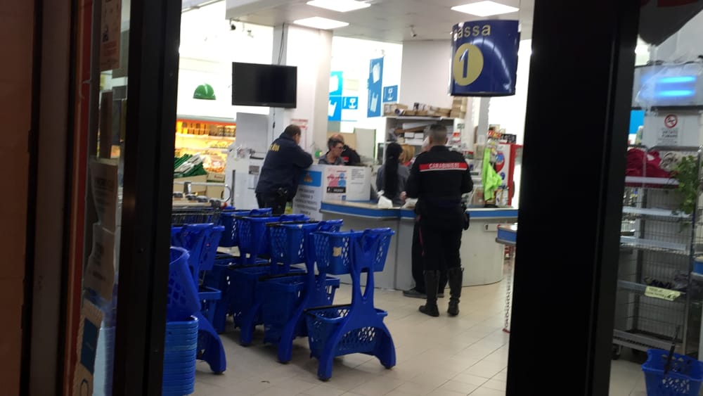 Attimi di terrore in Puglia, bandito armato semina il panico, irruzione in un supermercato pieno di bambini