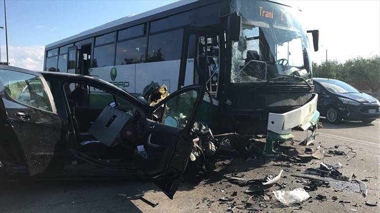 Nel barese ennesimo incidente, bus contro una Peugeot, ferita una donna