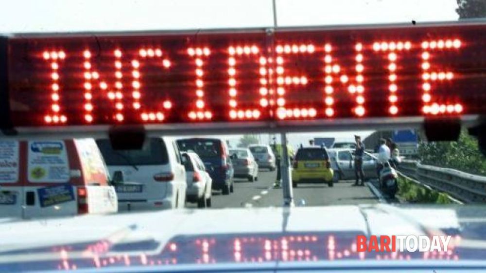 Incidente a Bari, due auto impattano e finiscono sul guardrail