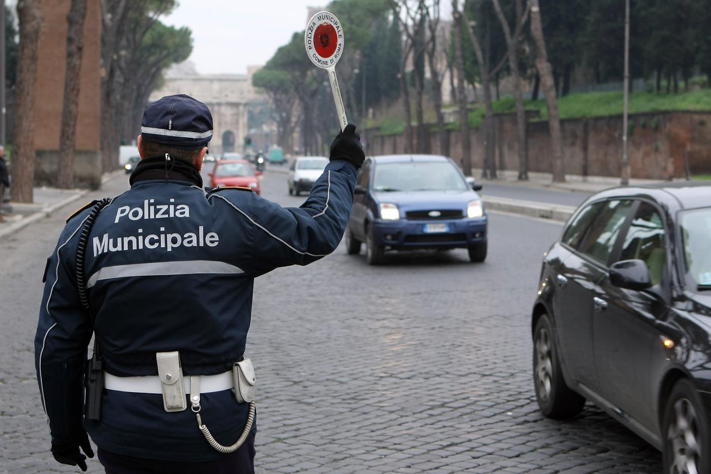 Puglia, querelato il capo della polizia municipale. Accusa: ha preso a schiaffi una donna durante una multa