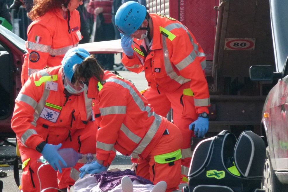 Bari, gravissimo incidente stradale,tre feriti